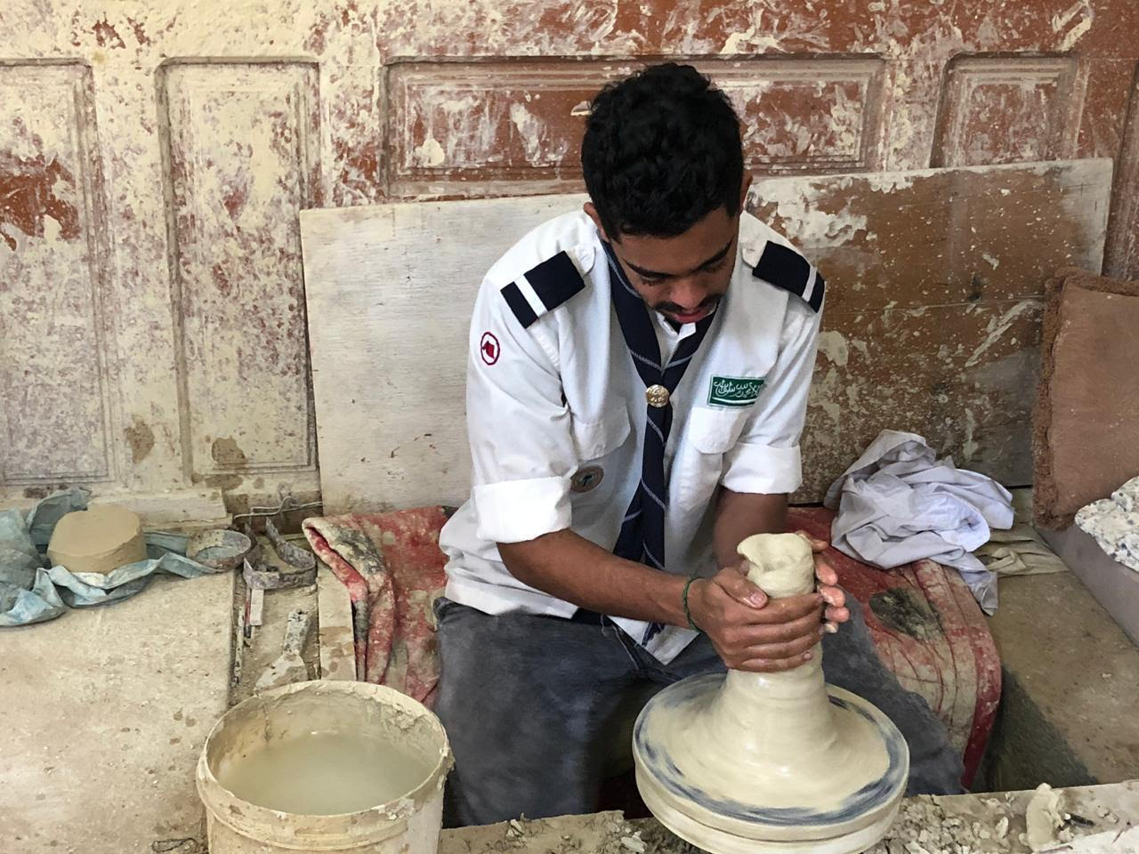 شارة الأشغال اليدوية تقود 15 كشافًا للتعرف على مراحل تصنيع الفخار بالقطيف –  تصدر عن صحيفة الخط الإلكترونية ترخيص رقم: 476376